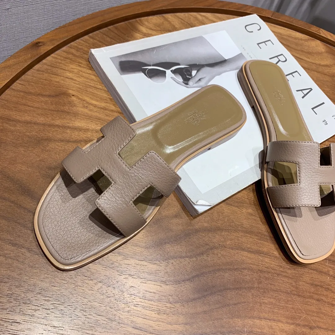 👟👟Ex-factory price 480👟👟 Litchi pattern cowhide series Newly revised version (Hermès) Packaging upgrade, version workmanship and material upgrade Hermes The highest version of handmade shoes in the market Top product Hermès H slippers Flat slippers —————————— The most classic, real handmade shoes, even the number of stitches is the same as the original version, purely handmade by masters The highest version in the industry Italian imported cowhide + original customized Australian sheepskin feet + genuine leather outsole, top exclusive packaging box 35-39 (34.40.41.42 custom-made, non-refundable)
